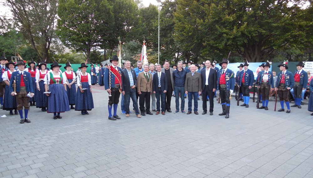 Der Union Sportverein Olympisches Dorf /Neu Arzl feierte sein 40 jähriges Bestandsjubiläum. Der 1975 gegründete Sportverein besteht aus 12 Sektionen mit insgesamt ca.700 Mitgliedern.
Vizebürgermeister und Sportreferent Christoph Kaufmann gratulierte gemeinsam mit dem Gründungspräsident Friedl Ludescher und Union Präsident Günther Mitterbauer.