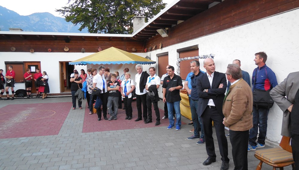 Der Union Sportverein Olympisches Dorf /Neu Arzl feierte sein 40 jähriges Bestandsjubiläum. Der 1975 gegründete Sportverein besteht aus 12 Sektionen mit insgesamt ca.700 Mitgliedern.
Vizebürgermeister und Sportreferent Christoph Kaufmann gratulierte gemeinsam mit dem Gründungspräsident Friedl Ludescher und Union Präsident Günther Mitterbauer.