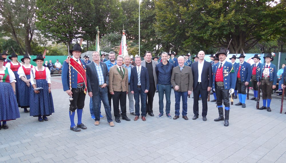 Der Union Sportverein Olympisches Dorf /Neu Arzl feierte sein 40 jähriges Bestandsjubiläum. Der 1975 gegründete Sportverein besteht aus 12 Sektionen mit insgesamt ca.700 Mitgliedern.
Vizebürgermeister und Sportreferent Christoph Kaufmann gratulierte gemeinsam mit dem Gründungspräsident Friedl Ludescher und Union Präsident Günther Mitterbauer.