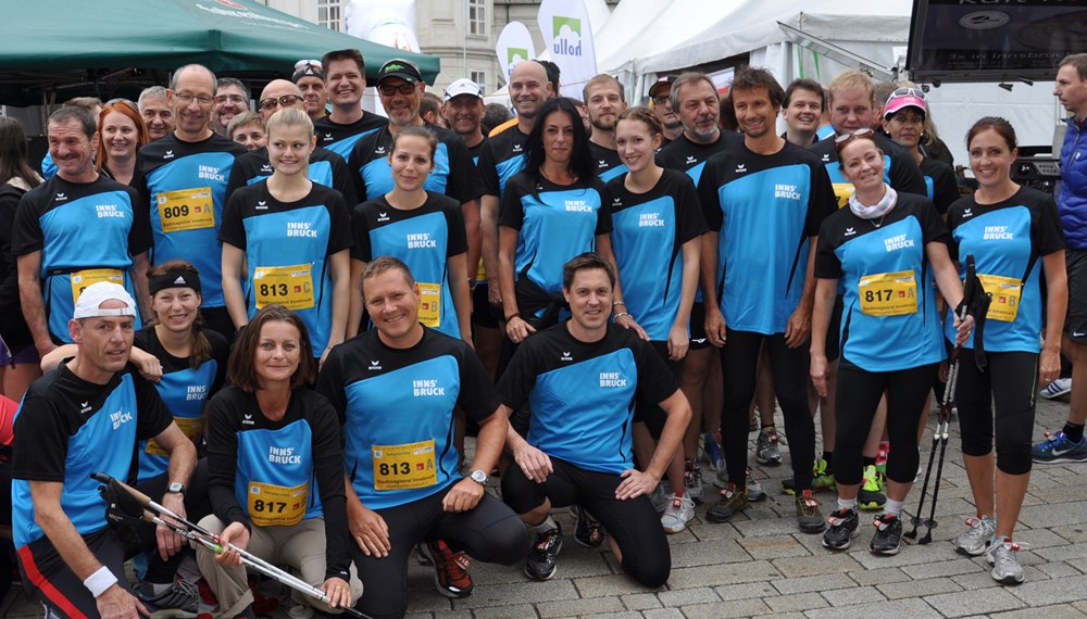 Beim jährlichen Firmenlauf war auch heuer wieder der Stadtmagistrat vertreten: 15 Teams, bestehend aus jeweils drei LäuferInnen oder WalkerInnen, mischten sich unter die rund 3.400 TeilnehmerInnen. Auch Vizebürgermeisterin Sonja Pitscheider schnappte sich die Walkingstöcke und marschierte mit. Ein buntes Programm umrahmte die sportliche Veranstaltung in der Innenstadt.