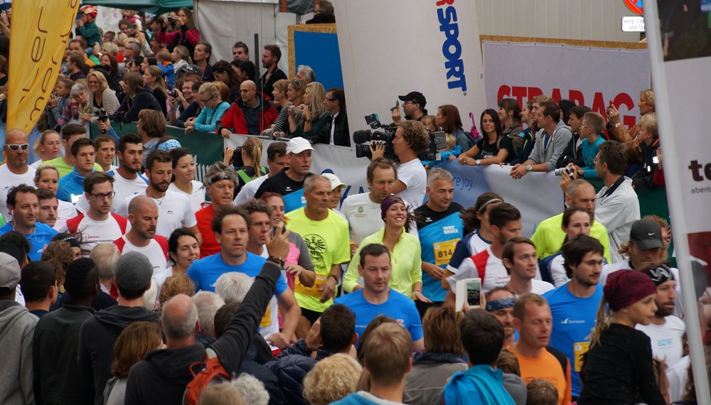 Beim jährlichen Firmenlauf war auch heuer wieder der Stadtmagistrat vertreten: 15 Teams, bestehend aus jeweils drei LäuferInnen oder WalkerInnen, mischten sich unter die rund 3.400 TeilnehmerInnen. Auch Vizebürgermeisterin Sonja Pitscheider schnappte sich die Walkingstöcke und marschierte mit. Ein buntes Programm umrahmte die sportliche Veranstaltung in der Innenstadt.