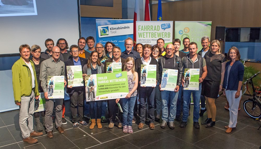 Die PreisträgerInnen des 5. Tiroler Fahrradwettbewerbs mit Landeshauptmannstellvertreterin Ingrid Felipe (Mitte), Landes-Mobilitätskoordinator Ekkehard Allinger-Csollich (links außen), Klimabündnis-Geschäftsführerin Anna Schwerzler und Vizebürgermeisterin Sonja Pitscheider (beide rechts außen) freuten sich gemeinsam über 3.950.000 zurückgelegte Gesamtkilometer. Insgesamt namen 5.000 TirolerInnen an dem Wettbewerb teil. Auch der Stadtmagistrat stellte einige tüchtiger RadlerInnen.