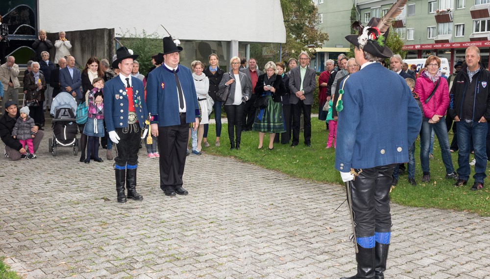 Am Sonntag, den 27. September, fand das 55. Kirchweihfest in der Pfarre St. Pius X statt, bei dem auch Vizebürgermeister Christoph Kaufmann anwesend war. Im Anschluss lud das Straßenfest in der Spingeser Straße zum Feiern und gemütlichen Beisammensein ein.