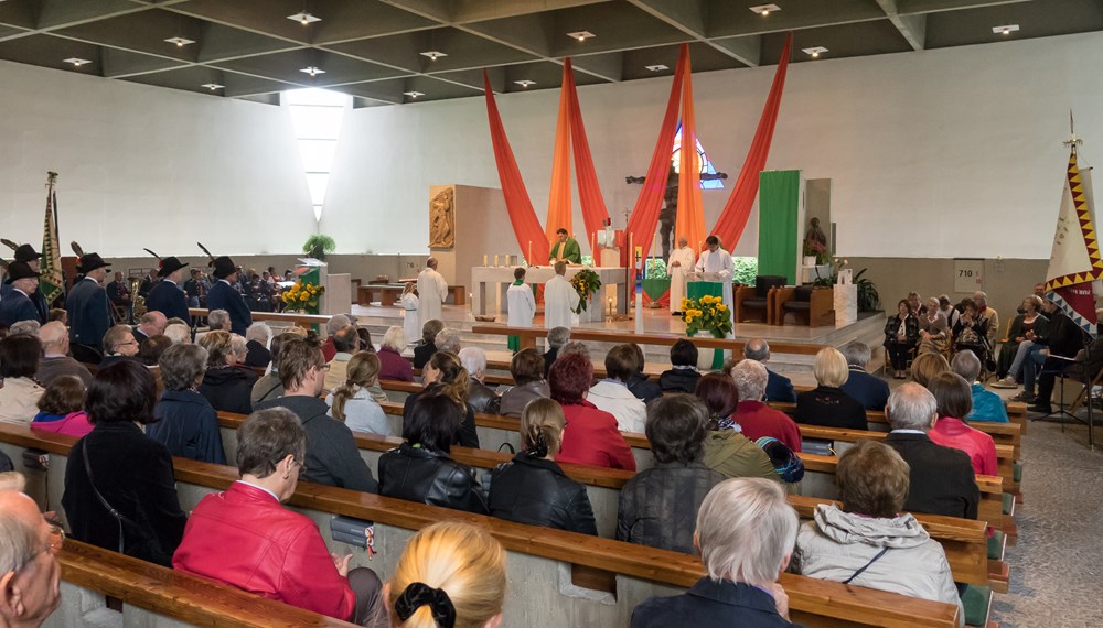 Am Sonntag, den 27. September, fand das 55. Kirchweihfest in der Pfarre St. Pius X statt, bei dem auch Vizebürgermeister Christoph Kaufmann anwesend war. Im Anschluss lud das Straßenfest in der Spingeser Straße zum Feiern und gemütlichen Beisammensein ein.