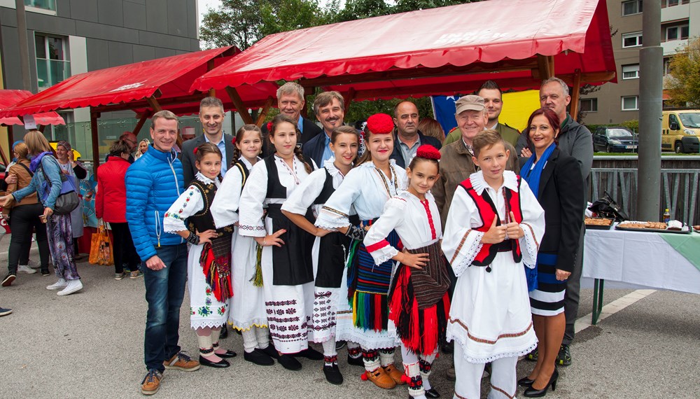 Am 26. September beging das Interkulturelle Musik- und Tanzfestival sein bereits fünfjähriges Jubiläum. Aus diesem Grund kamen Menschen aus den unterschiedlichsten Nationen und Kulturkreisen zusammen und auch Vizebürgermeister Christoph Kaufmann feierte mit. Der Verein alp-inn und der Verein Neu-Arzl/O-Dorf taten sich zusammen um das Spektakel auf die Beine zu stellen. Neben einer kulinarische Auswahl an Köstlichkeiten aus Bosnien, Thailand, Südtirol und der Türkei gab es auch ein facettenreiches Unterhaltungsprogramm. Als Bühne diente der gesamte DDr. Lugner Platz. Mit Showeinlagen vom Taekwondo, der Feuerwehr, Tänze, Musik, und viel mehr wurde für gute Stimmung gesorgt.