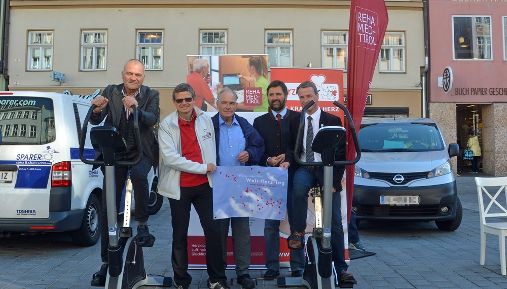 Am 29. September bot REHAMED-Tirol mitten in der Stadt die Gelegenheit, an das eigene Herz zu denken und es mit ein paar Minuten Radfahren zu stärken. Um die Aktion zu unterstützen, überbrachte Vizebürgermeister Christoph Kaufmann (rechts) eine Spende, die an den Verein Herzkinder geht. Auch Karl Gostner, Obmann TVB Innsbruck und seine Feriendörfer, Sonnenplateau Mieming & Tirol Mitte nahm sich Zeit, um am Weltherztag ein Zeichen zu setzen.