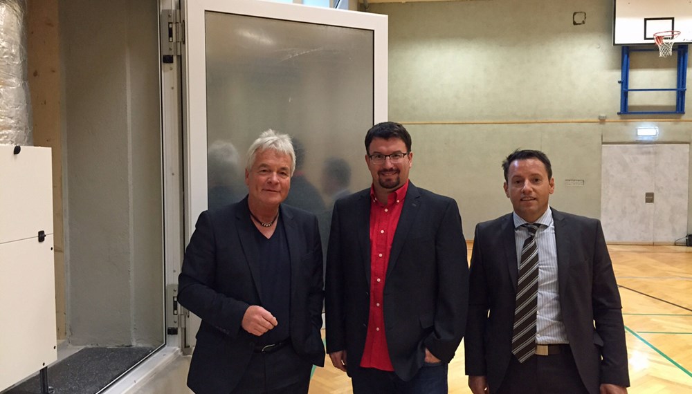 Schul-Stadtrat Ernst Pechlaner (l.) und IIG-Geschäftsführer Franz Danler (r.) überzeugten sich vom Stand der Schulsanierungen. Hier die Turnhalle in der Volksschule Franz-Fischer-Straße mit Direktor Martin Müller (auf dem Foto vor der neuen Komfortlüftung).