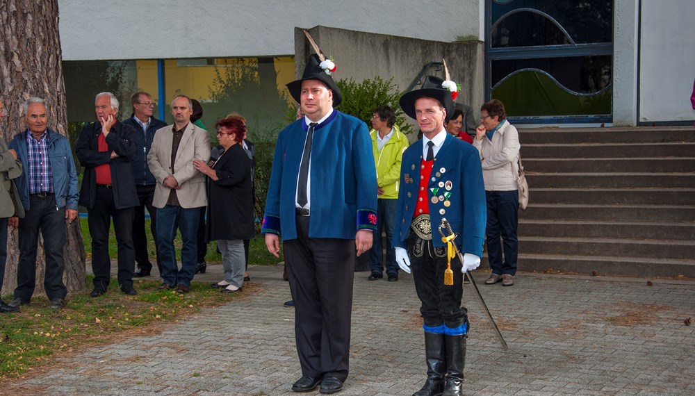 Es ist der Höhepunkt im Vereinsjahr der Schützen, wenn sie sich einmal pro Jahr zum Schützenjahrtag treffen. Vizebürgermeister Christoph Kaufmann war unter den geladenen Gästen und ist selber seit etlichen Jahren Mitglied der Speckbacher Schützenkompanie.
Im Rahmen dieses feierlichen Anlasses wurden auch verdiente Mitglieder geehrt und nach dem offiziellen Teil folgte das gemütliche Beisammensein, das die Kameradschaft der Kompanien untereinander nachhaltig bestärkt.