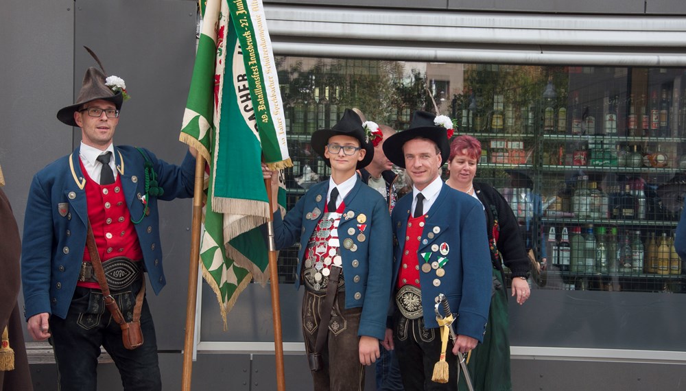 Es ist der Höhepunkt im Vereinsjahr der Schützen, wenn sie sich einmal pro Jahr zum Schützenjahrtag treffen. Vizebürgermeister Christoph Kaufmann war unter den geladenen Gästen und ist selber seit etlichen Jahren Mitglied der Speckbacher Schützenkompanie.
Im Rahmen dieses feierlichen Anlasses wurden auch verdiente Mitglieder geehrt und nach dem offiziellen Teil folgte das gemütliche Beisammensein, das die Kameradschaft der Kompanien untereinander nachhaltig bestärkt.