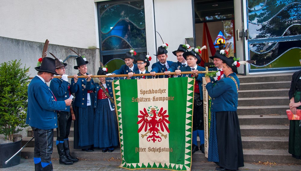 Es ist der Höhepunkt im Vereinsjahr der Schützen, wenn sie sich einmal pro Jahr zum Schützenjahrtag treffen. Vizebürgermeister Christoph Kaufmann war unter den geladenen Gästen und ist selber seit etlichen Jahren Mitglied der Speckbacher Schützenkompanie.
Im Rahmen dieses feierlichen Anlasses wurden auch verdiente Mitglieder geehrt und nach dem offiziellen Teil folgte das gemütliche Beisammensein, das die Kameradschaft der Kompanien untereinander nachhaltig bestärkt.