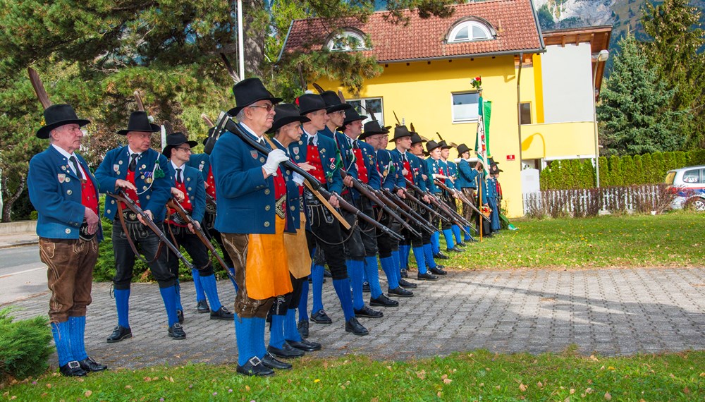 Es ist der Höhepunkt im Vereinsjahr der Schützen, wenn sie sich einmal pro Jahr zum Schützenjahrtag treffen. Vizebürgermeister Christoph Kaufmann war unter den geladenen Gästen und ist selber seit etlichen Jahren Mitglied der Speckbacher Schützenkompanie.
Im Rahmen dieses feierlichen Anlasses wurden auch verdiente Mitglieder geehrt und nach dem offiziellen Teil folgte das gemütliche Beisammensein, das die Kameradschaft der Kompanien untereinander nachhaltig bestärkt.