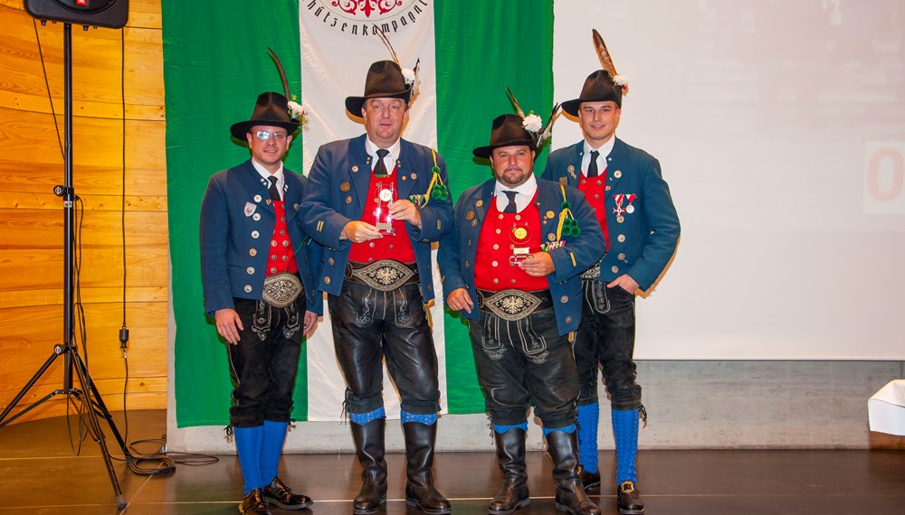 Es ist der Höhepunkt im Vereinsjahr der Schützen, wenn sie sich einmal pro Jahr zum Schützenjahrtag treffen. Vizebürgermeister Christoph Kaufmann war unter den geladenen Gästen und ist selber seit etlichen Jahren Mitglied der Speckbacher Schützenkompanie.
Im Rahmen dieses feierlichen Anlasses wurden auch verdiente Mitglieder geehrt und nach dem offiziellen Teil folgte das gemütliche Beisammensein, das die Kameradschaft der Kompanien untereinander nachhaltig bestärkt.