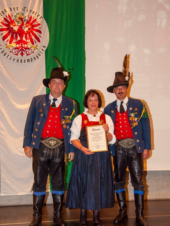 Es ist der Höhepunkt im Vereinsjahr der Schützen, wenn sie sich einmal pro Jahr zum Schützenjahrtag treffen. Vizebürgermeister Christoph Kaufmann war unter den geladenen Gästen und ist selber seit etlichen Jahren Mitglied der Speckbacher Schützenkompanie.
Im Rahmen dieses feierlichen Anlasses wurden auch verdiente Mitglieder geehrt und nach dem offiziellen Teil folgte das gemütliche Beisammensein, das die Kameradschaft der Kompanien untereinander nachhaltig bestärkt.