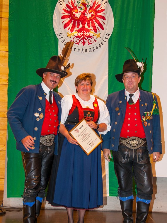 Es ist der Höhepunkt im Vereinsjahr der Schützen, wenn sie sich einmal pro Jahr zum Schützenjahrtag treffen. Vizebürgermeister Christoph Kaufmann war unter den geladenen Gästen und ist selber seit etlichen Jahren Mitglied der Speckbacher Schützenkompanie.
Im Rahmen dieses feierlichen Anlasses wurden auch verdiente Mitglieder geehrt und nach dem offiziellen Teil folgte das gemütliche Beisammensein, das die Kameradschaft der Kompanien untereinander nachhaltig bestärkt.