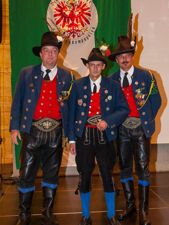 Es ist der Höhepunkt im Vereinsjahr der Schützen, wenn sie sich einmal pro Jahr zum Schützenjahrtag treffen. Vizebürgermeister Christoph Kaufmann war unter den geladenen Gästen und ist selber seit etlichen Jahren Mitglied der Speckbacher Schützenkompanie.
Im Rahmen dieses feierlichen Anlasses wurden auch verdiente Mitglieder geehrt und nach dem offiziellen Teil folgte das gemütliche Beisammensein, das die Kameradschaft der Kompanien untereinander nachhaltig bestärkt.