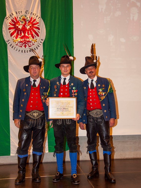 Es ist der Höhepunkt im Vereinsjahr der Schützen, wenn sie sich einmal pro Jahr zum Schützenjahrtag treffen. Vizebürgermeister Christoph Kaufmann war unter den geladenen Gästen und ist selber seit etlichen Jahren Mitglied der Speckbacher Schützenkompanie.
Im Rahmen dieses feierlichen Anlasses wurden auch verdiente Mitglieder geehrt und nach dem offiziellen Teil folgte das gemütliche Beisammensein, das die Kameradschaft der Kompanien untereinander nachhaltig bestärkt.