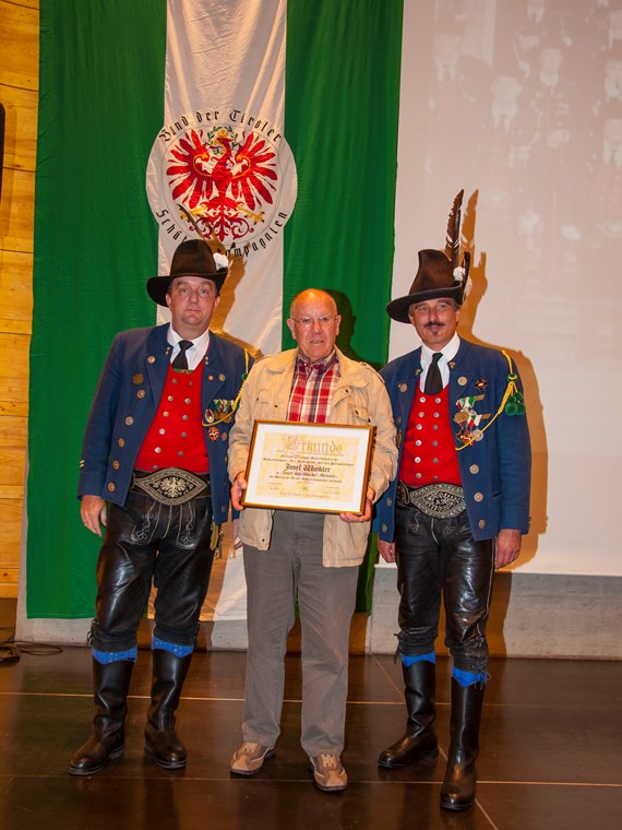 Es ist der Höhepunkt im Vereinsjahr der Schützen, wenn sie sich einmal pro Jahr zum Schützenjahrtag treffen. Vizebürgermeister Christoph Kaufmann war unter den geladenen Gästen und ist selber seit etlichen Jahren Mitglied der Speckbacher Schützenkompanie.
Im Rahmen dieses feierlichen Anlasses wurden auch verdiente Mitglieder geehrt und nach dem offiziellen Teil folgte das gemütliche Beisammensein, das die Kameradschaft der Kompanien untereinander nachhaltig bestärkt.