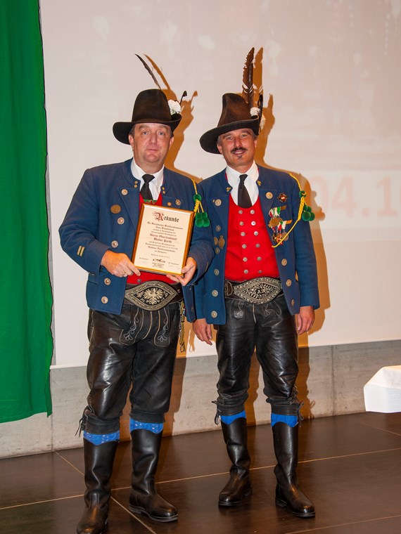 Es ist der Höhepunkt im Vereinsjahr der Schützen, wenn sie sich einmal pro Jahr zum Schützenjahrtag treffen. Vizebürgermeister Christoph Kaufmann war unter den geladenen Gästen und ist selber seit etlichen Jahren Mitglied der Speckbacher Schützenkompanie.
Im Rahmen dieses feierlichen Anlasses wurden auch verdiente Mitglieder geehrt und nach dem offiziellen Teil folgte das gemütliche Beisammensein, das die Kameradschaft der Kompanien untereinander nachhaltig bestärkt.