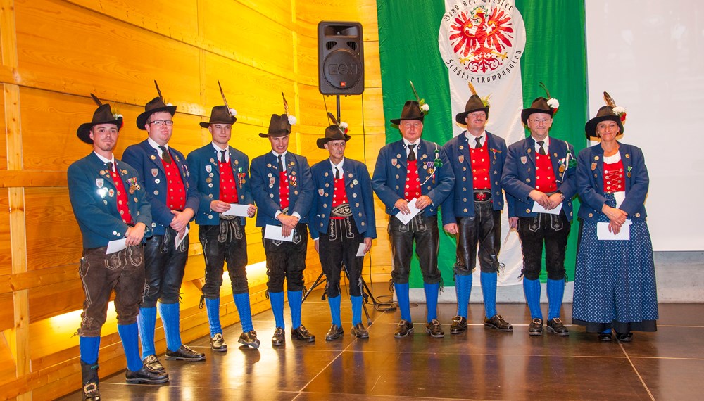 Es ist der Höhepunkt im Vereinsjahr der Schützen, wenn sie sich einmal pro Jahr zum Schützenjahrtag treffen. Vizebürgermeister Christoph Kaufmann war unter den geladenen Gästen und ist selber seit etlichen Jahren Mitglied der Speckbacher Schützenkompanie.
Im Rahmen dieses feierlichen Anlasses wurden auch verdiente Mitglieder geehrt und nach dem offiziellen Teil folgte das gemütliche Beisammensein, das die Kameradschaft der Kompanien untereinander nachhaltig bestärkt.