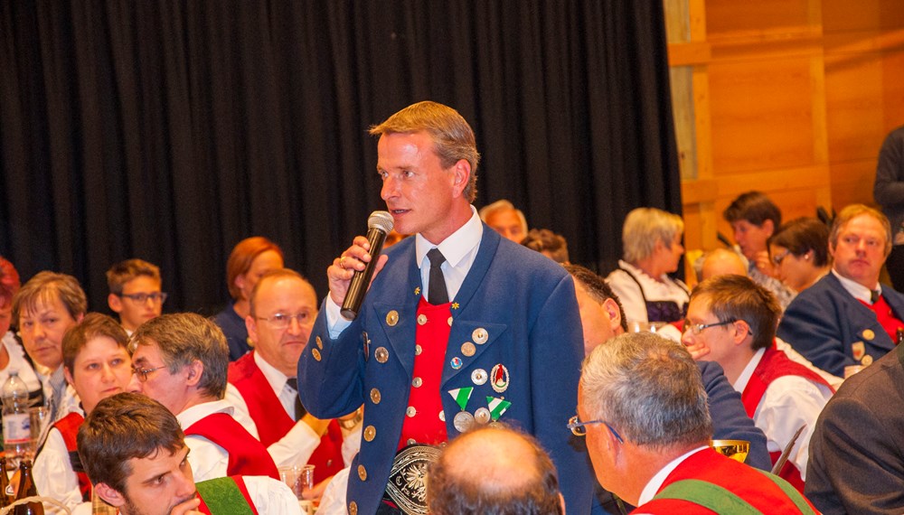 Es ist der Höhepunkt im Vereinsjahr der Schützen, wenn sie sich einmal pro Jahr zum Schützenjahrtag treffen. Vizebürgermeister Christoph Kaufmann war unter den geladenen Gästen und ist selber seit etlichen Jahren Mitglied der Speckbacher Schützenkompanie.
Im Rahmen dieses feierlichen Anlasses wurden auch verdiente Mitglieder geehrt und nach dem offiziellen Teil folgte das gemütliche Beisammensein, das die Kameradschaft der Kompanien untereinander nachhaltig bestärkt.