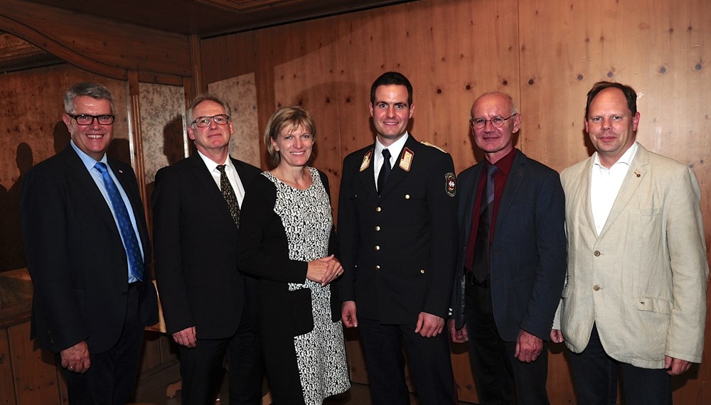 Bürgermeisterin Christine Oppitz-Plörer (Mitte links) hieß den neuen Branddirektor Helmut Hager (Mitte rechts) bei einem Einstandsabend im Beisein von (v.l.) Amtsleiter Ferdinand Neu (Personalwesen), Magistratsdirektor Bernhard Holas, Hubert Maizner (Abteilungsleiter MA III) und dem scheidenden Branddirektor Erwin Reichl herzlich willkommen.