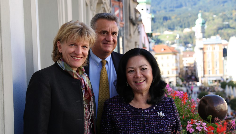 Die Philippinische Botschafterin Maria Zeneida Angara-Collinson (r.) mit Honorarkonsul Christian Traweger (Mitte) zu Besuch bei Innsbrucks Bürgermeisterin Christine Oppitz-Plörer (l.). Collinson war begeistert und tief beeindruckt vom alpin-urbanen Charakter Innsbrucks und den zahlreichen kulturellen sowie sportlichen Angeboten, aber auch denen im Bildungsbereich.