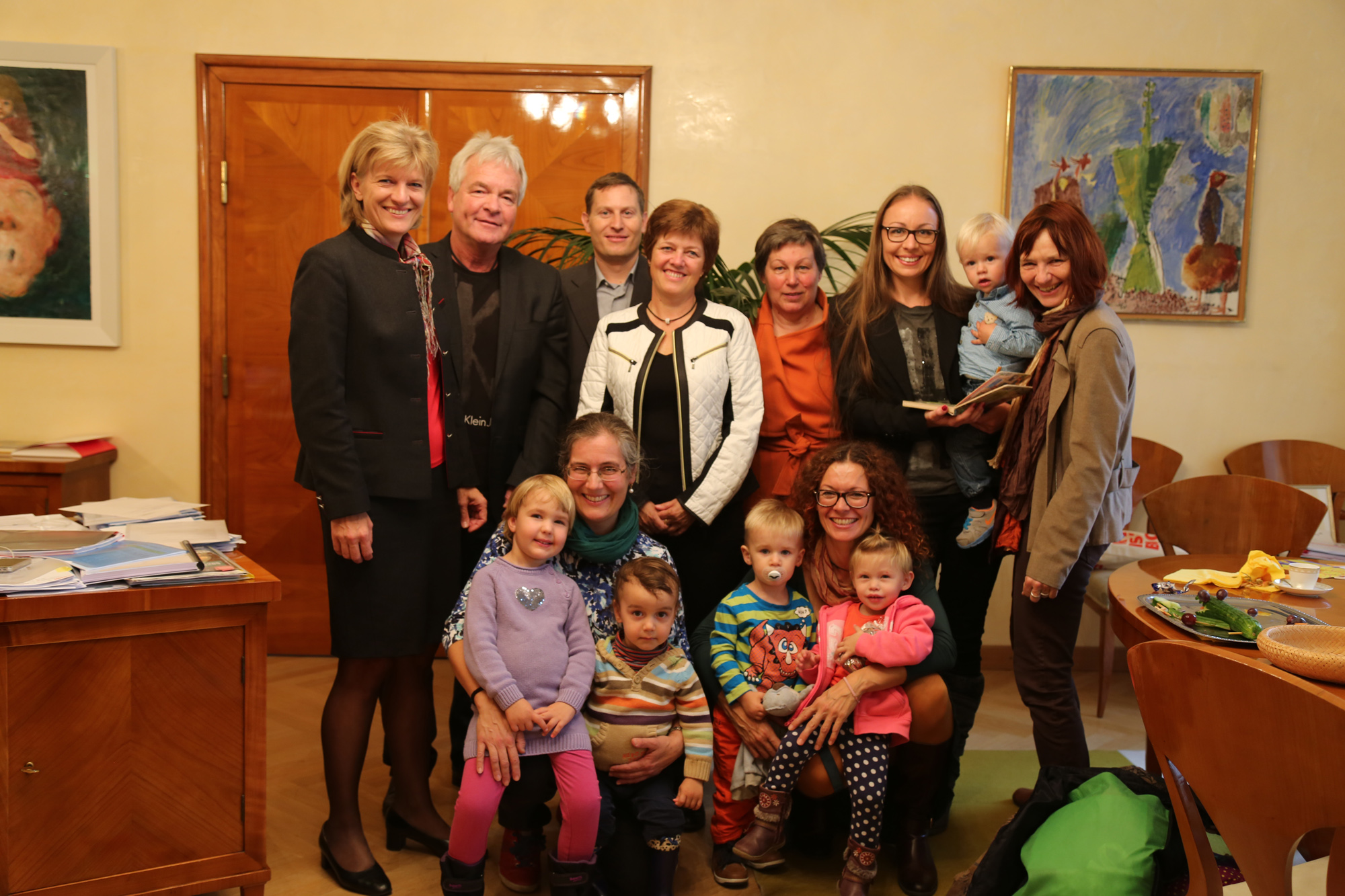 v.r.n.l. stehend: Itta Tenschert (Sprecherin von „Tagesmütter Tirol“, Geschäftsführerin von Frauen im Brennpunkt), Tagesmutter Maria Egger mit Tageskind Miro (Frauen im Brennpunkt), Christa Posch (Geschäftsstellenleitung Tagesmütter Innsbruck von Frauen im Brennpunkt) sowie Elisabeth Dorrek (Zweigstellenleitung Innsbruck Aktion Tagesmutter), Armin Putz (Projektleiter Aktion Tagesmutter), Stadtrat Ernst Pechlaner und Bürgermeisterin Christine Oppitz-Plörer.
v.r.n.l sitzend: Tagesmutter Petra Tillitz mit Tageskindern Ena und Matteo (Frauen im Brennpunkt), Tagesmutter Elisabeth Stuart mit Tageskindern Raphael und Franziska (Aktion Tagesmutter)