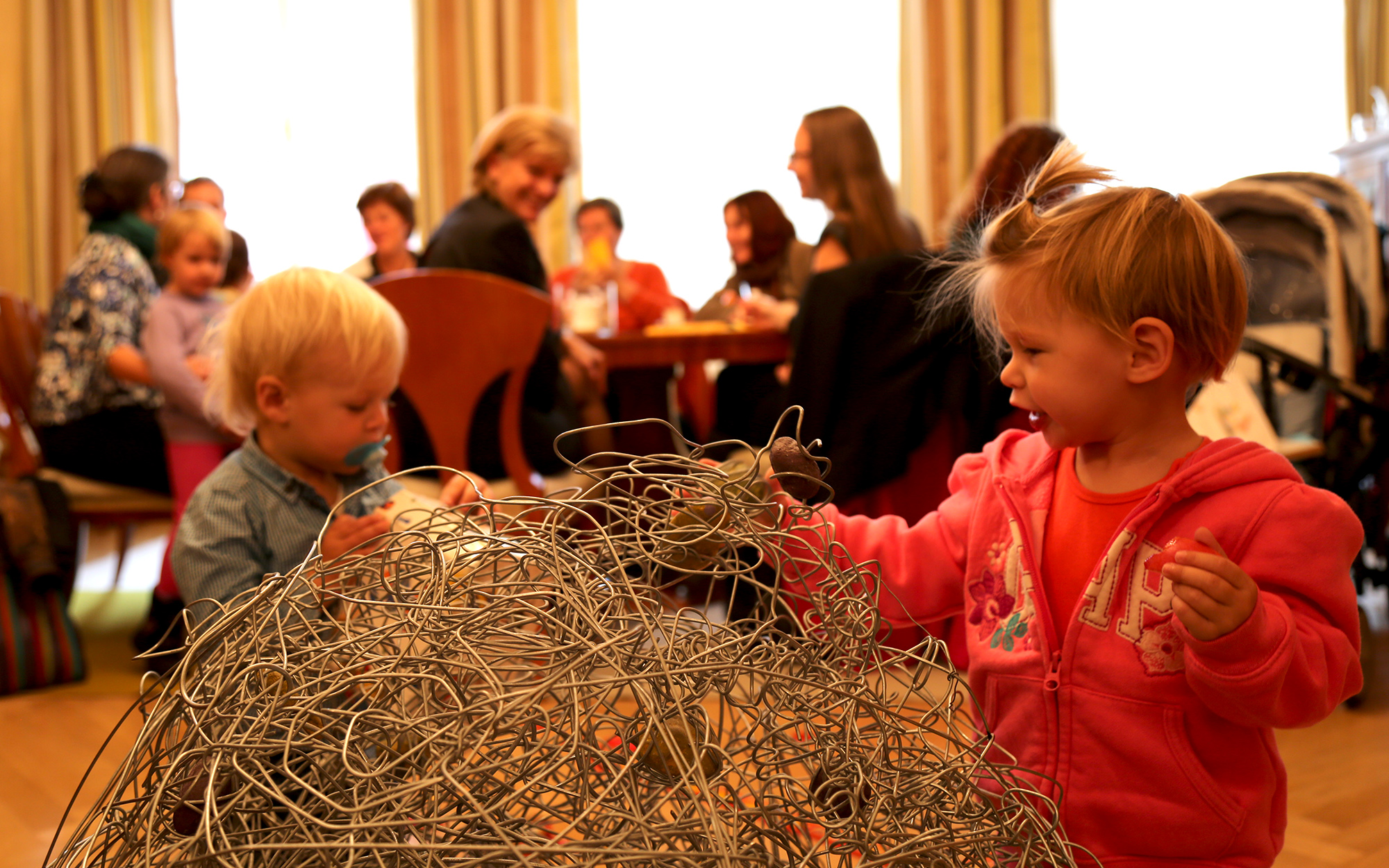Das Büro von Bürgermeisterin Christine Oppitz-Plörer verwandelten die Tageskinder in eine kleine Spielwiese.