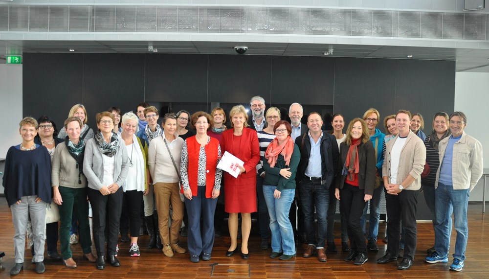 Zum Thema „Global Citizenship Education und Welterbe“ fand Anfang. Oktober die jährliche Jahrestagung für die ReferentInnen der Österreichischen UNESCO-Schulen statt. In der dreitägigen Tagung wurden unterschiedliche Workshops durchgeführt und Projekte präsentiert. Auch ein Besuch im Rathaus stand auf dem Programm, bei dem Bürgermeisterin Christine Oppitz-Plörer Rede und Antwort stand.
In Österreich gibt es insgesamt 80 UNESCO-Schulen, die grundlegend von den vier Säulen des UNESCO-Bildungsmodells geprägt sind (learning to know, learning to do, learning to be, learning to live together). Zwei davon sind aus Innsbruck.