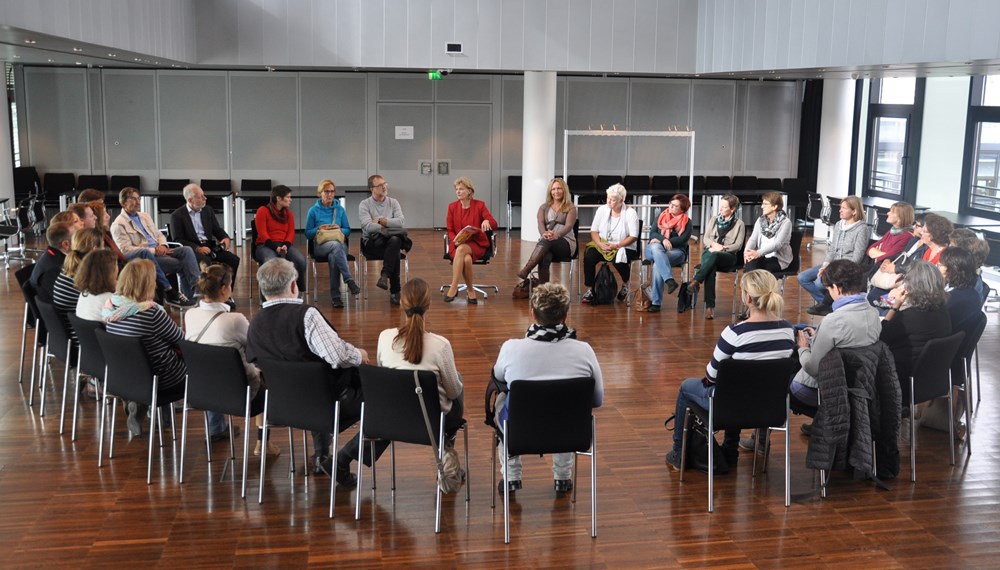 Zum Thema „Global Citizenship Education und Welterbe“ fand Anfang. Oktober die jährliche Jahrestagung für die ReferentInnen der Österreichischen UNESCO-Schulen statt. In der dreitägigen Tagung wurden unterschiedliche Workshops durchgeführt und Projekte präsentiert. Auch ein Besuch im Rathaus stand auf dem Programm, bei dem Bürgermeisterin Christine Oppitz-Plörer Rede und Antwort stand.
In Österreich gibt es insgesamt 80 UNESCO-Schulen, die grundlegend von den vier Säulen des UNESCO-Bildungsmodells geprägt sind (learning to know, learning to do, learning to be, learning to live together). Zwei davon sind aus Innsbruck.