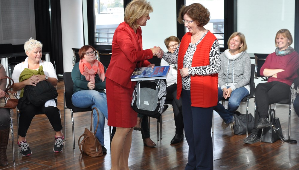 Zum Thema „Global Citizenship Education und Welterbe“ fand Anfang. Oktober die jährliche Jahrestagung für die ReferentInnen der Österreichischen UNESCO-Schulen statt. In der dreitägigen Tagung wurden unterschiedliche Workshops durchgeführt und Projekte präsentiert. Auch ein Besuch im Rathaus stand auf dem Programm, bei dem Bürgermeisterin Christine Oppitz-Plörer Rede und Antwort stand.
In Österreich gibt es insgesamt 80 UNESCO-Schulen, die grundlegend von den vier Säulen des UNESCO-Bildungsmodells geprägt sind (learning to know, learning to do, learning to be, learning to live together). Zwei davon sind aus Innsbruck.