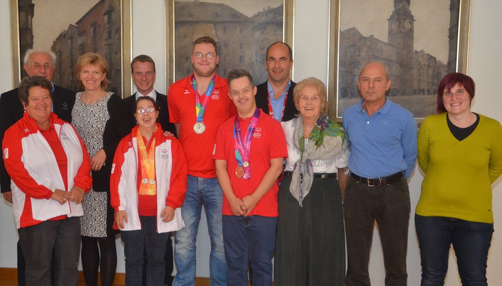 Im heurigen Juli und August vertraten 79 österreichische SportlerInnen unser Land bei den Special Olympics in LA. Darunter waren auch drei InnsbruckerInnen: Die beiden SchwimmerInnen Resit Yanal und Julia Dibiasi, sowie Raphael Brantner (Fußball). Yanal und Brantner durften sich sogar über eine Bronze bzw. eine Silbermedaille freuen. Begleitet wurden die AthletInnen beim Empfang im Rathaus, bei dem sie herzlich von Bürgermeisterin Christine Oppitz-Plörer und Vizebürgermeister Christoph Kaufmann empfangen wurden, von BetreuerInnen, Angehörigen und Koordinatoren von Special Olympics Österreich.