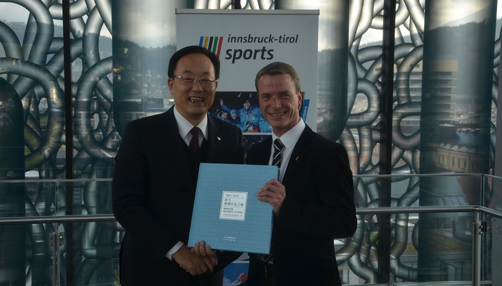 Kürzlich stattete eine Delegation aus Peking, darunter der ehemalige Vizebürgermeister der Stadt, Liu Jingmin (r.), Innsbruck einen Besuch ab. Dabei machte sie sich ein Bild der laufenden Vorbereitungen für die International Children's Games und besuchten die unterschiedlichen Veranstaltungsorte. In Peking finden 2022 die Olympischen Winterspiele statt. Vizebürgermeister Christoph Kaufmann begrüßte die chinesischen Gäste herzlich in Innsbruck.