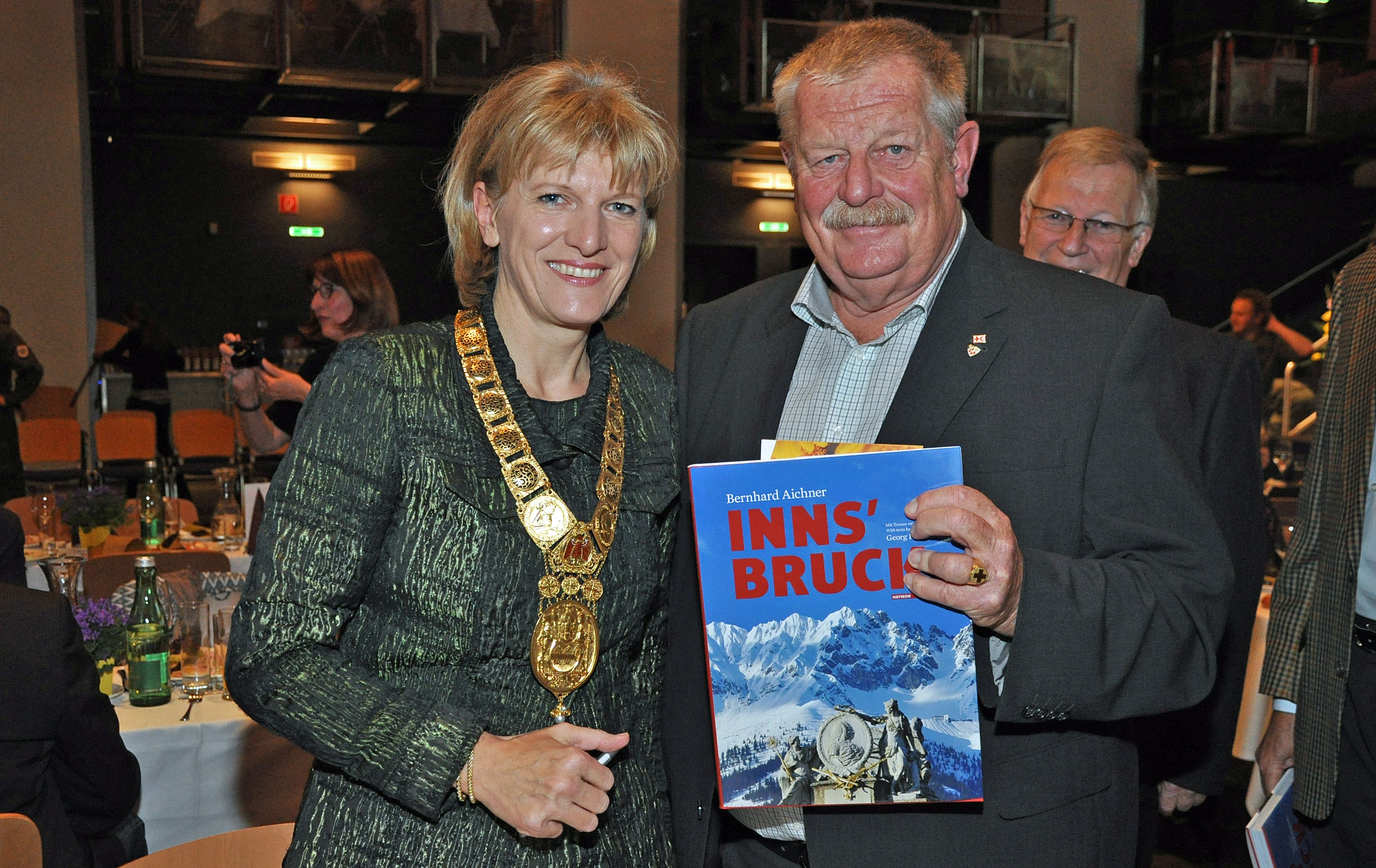 Auch Dr. Reinhard Neumayr (Präsident Rotes Kreuz Landesverband Tirol) war unter den JubilarInnen und nahm ein Buch von Bürgermeisterin Christine Oppitz-Plörer entgegen.