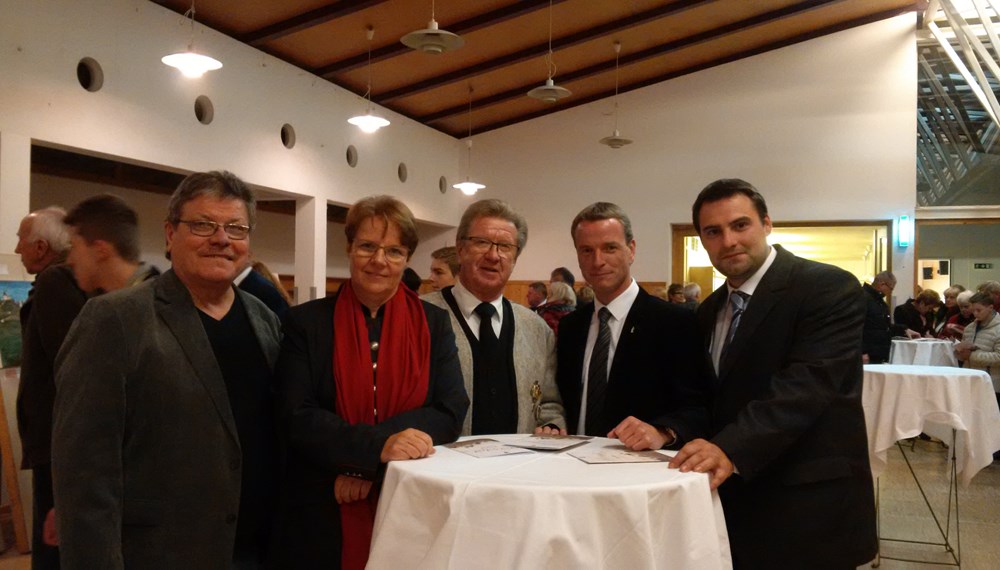 Bürgermeisterin Christine Oppitz-Plörer und Vizebürgermeister Christoph Kaufmann besuchten die Festmesse mit Bischof Manfred Scheuer anlässlich 350 Jahre Kalvarienberg in Arzl. Die neu restaurierte Kapellen strahlten mit der Sonne um die Wette und alle Beteiligten genossen den aussergewöhnlichen Herbsttag.
Am Samstag fand im Vereinsheim Arzl die Ausstellung der KünstlerInnen Patrizia Karg, Walter Pröller und Harry Pletzer zum Thema 350 Jahre Kalvarienberg statt. Vor der Ausstellung wurde von der Musikkapelle Arzl und der Speckbacher Schützenkompanie Rum der Tiroler Zapfenstreich zelebriert. Unter den zahlreichen Gästen waren auch Vizebürgermeister Christoph Kaufmann, Gemeinderätin Herlinde Keuschnigg und Gemeinderat Franz Hitzl anwesend.