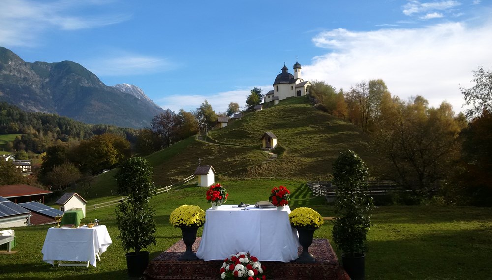 Bürgermeisterin Christine Oppitz-Plörer und Vizebürgermeister Christoph Kaufmann besuchten die Festmesse mit Bischof Manfred Scheuer anlässlich 350 Jahre Kalvarienberg in Arzl.  Die neu restaurierte Kapellen strahlten mit der Sonne um die Wette und alle Beteiligten genossen den aussergewöhnlichen Herbsttag. 
Am Samstag fand im Vereinsheim Arzl die Ausstellung der KünstlerInnen Patrizia Karg, Walter Pröller und Harry Pletzer zum Thema 350 Jahre Kalvarienberg  statt. Vor der Ausstellung wurde von der Musikkapelle Arzl und der Speckbacher Schützenkompanie Rum der Tiroler Zapfenstreich zelebriert. Unter den zahlreichen Gästen waren auch Vizebürgermeister Christoph Kaufmann, Gemeinderätin Herlinde Keuschnigg und Gemeinderat Franz Hitzl anwesend.