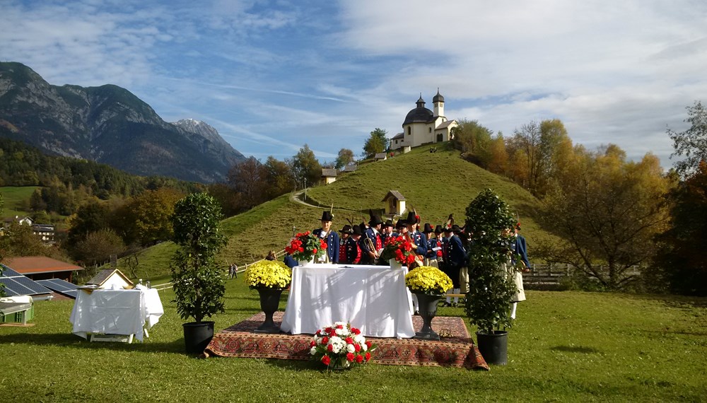 Bürgermeisterin Christine Oppitz-Plörer und Vizebürgermeister Christoph Kaufmann besuchten die Festmesse mit Bischof Manfred Scheuer anlässlich 350 Jahre Kalvarienberg in Arzl. Die neu restaurierte Kapellen strahlten mit der Sonne um die Wette und alle Beteiligten genossen den aussergewöhnlichen Herbsttag.
Am Samstag fand im Vereinsheim Arzl die Ausstellung der KünstlerInnen Patrizia Karg, Walter Pröller und Harry Pletzer zum Thema 350 Jahre Kalvarienberg statt. Vor der Ausstellung wurde von der Musikkapelle Arzl und der Speckbacher Schützenkompanie Rum der Tiroler Zapfenstreich zelebriert. Unter den zahlreichen Gästen waren auch Vizebürgermeister Christoph Kaufmann, Gemeinderätin Herlinde Keuschnigg und Gemeinderat Franz Hitzl anwesend.