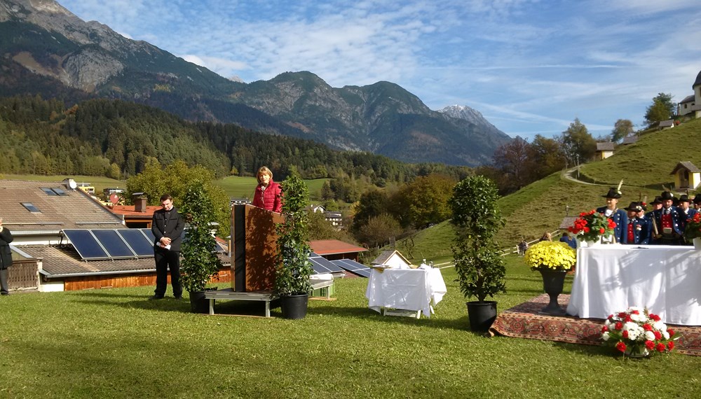 Bürgermeisterin Christine Oppitz-Plörer und Vizebürgermeister Christoph Kaufmann besuchten die Festmesse mit Bischof Manfred Scheuer anlässlich 350 Jahre Kalvarienberg in Arzl. Die neu restaurierte Kapellen strahlten mit der Sonne um die Wette und alle Beteiligten genossen den aussergewöhnlichen Herbsttag.
Am Samstag fand im Vereinsheim Arzl die Ausstellung der KünstlerInnen Patrizia Karg, Walter Pröller und Harry Pletzer zum Thema 350 Jahre Kalvarienberg statt. Vor der Ausstellung wurde von der Musikkapelle Arzl und der Speckbacher Schützenkompanie Rum der Tiroler Zapfenstreich zelebriert. Unter den zahlreichen Gästen waren auch Vizebürgermeister Christoph Kaufmann, Gemeinderätin Herlinde Keuschnigg und Gemeinderat Franz Hitzl anwesend.