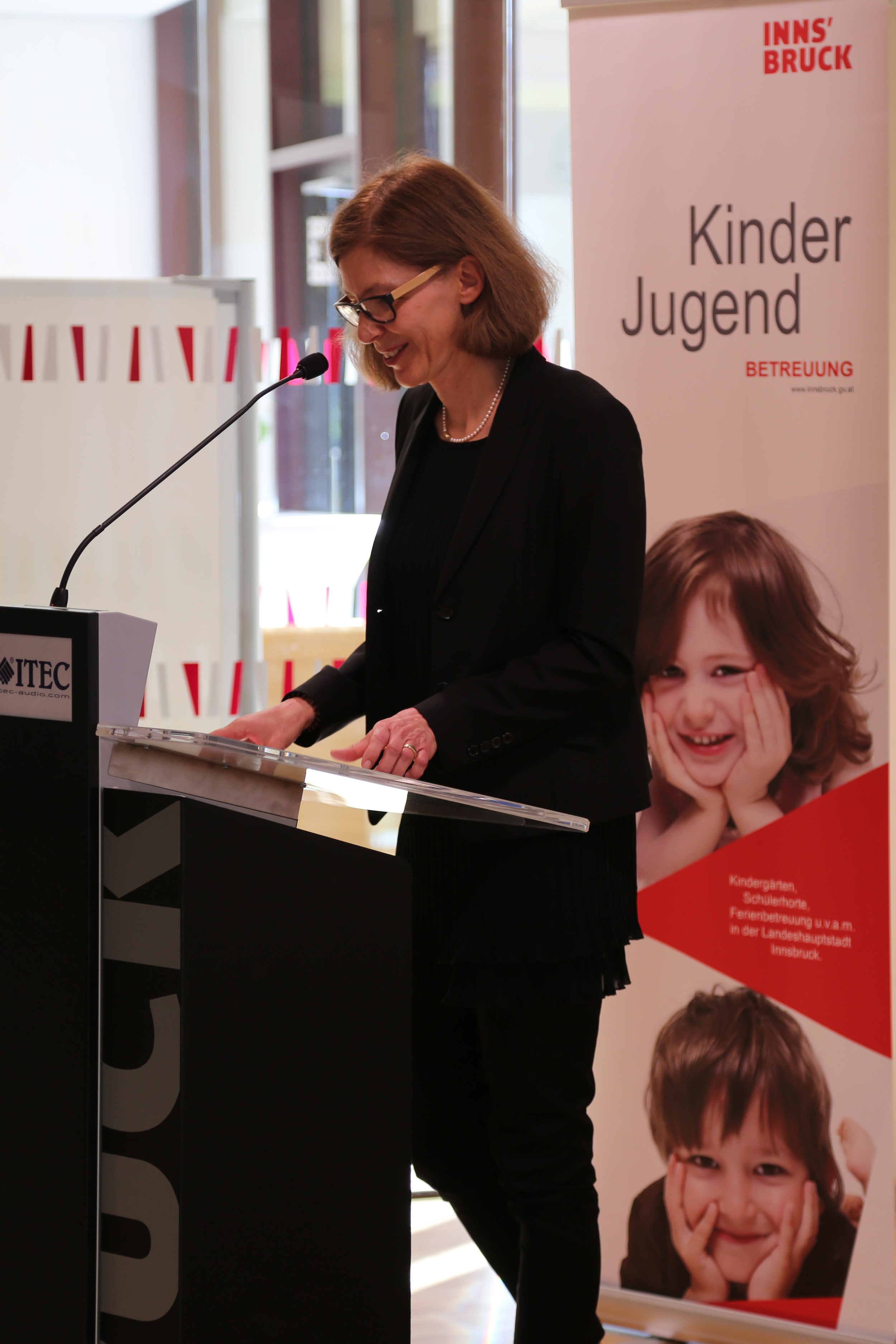 Amtsleiterin für Kinder- und Jugendbetreuung Martina Zabernig begrüßte die Gäste.