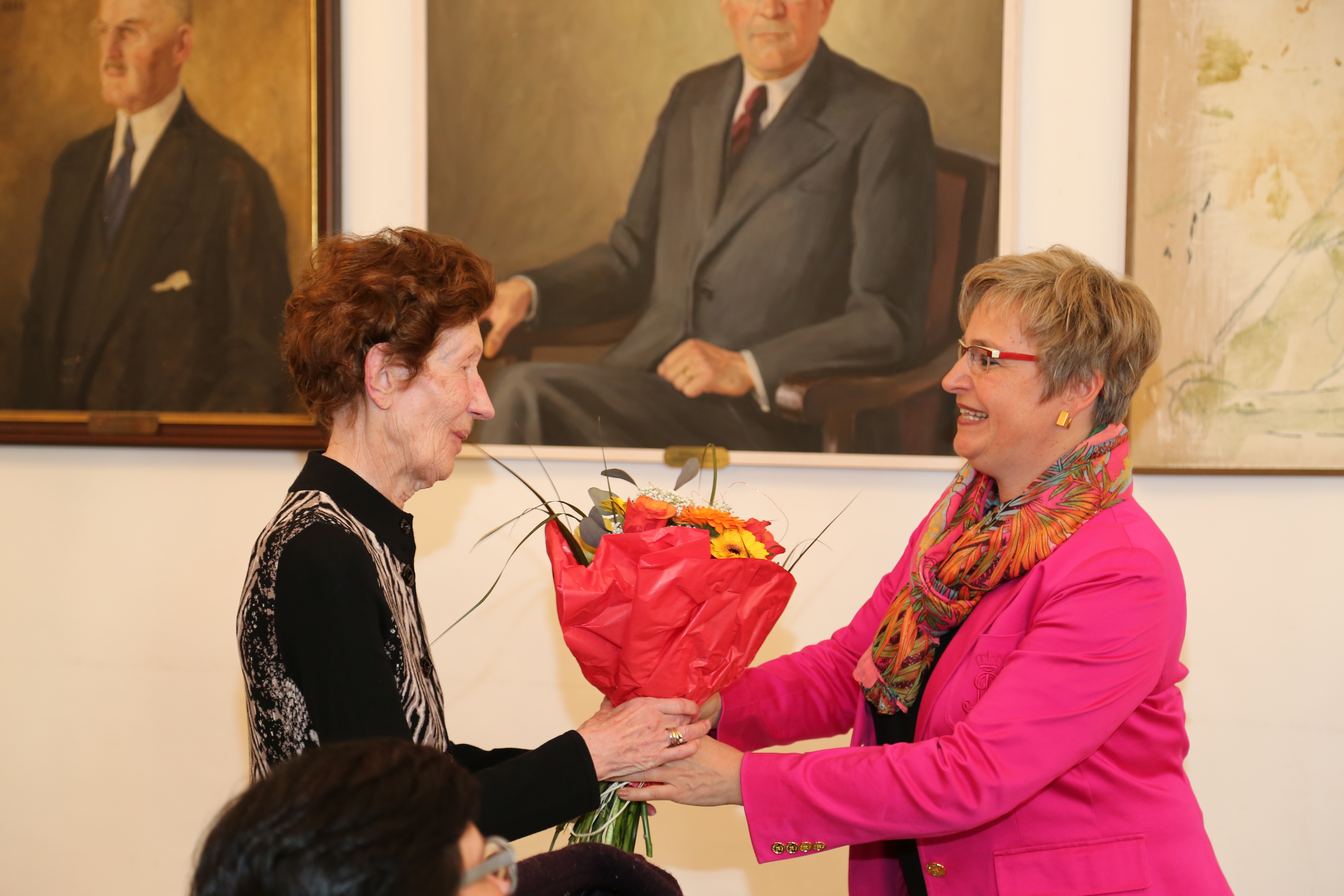 Erika Klapeer, langjährige Sekretärin und Mitarbeiterin Arthur Haidls, bekam ebenfalls einen Blumenstrauß überreicht.