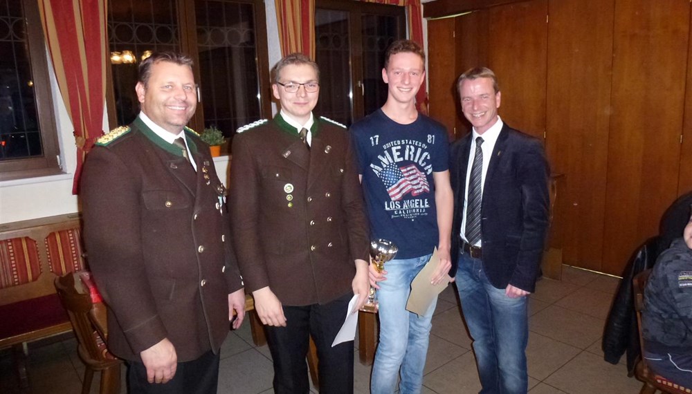 Die Schützengilde Reichenau veranstaltete vom 27. bis 31. Oktober die Innsbrucker Stadtmeisterschaft des Bezirkbundes Innsbruck. Sportreferent und Vizebürgermeister Christoph Kaufmann ließ es sich nicht nehmen persönlich die Siegerehrung mit mit Obmann und Oberschützenmeister Harald Gutsch und Bezirksoberschützenmeister Joachim Steinlechner durchzuführen.