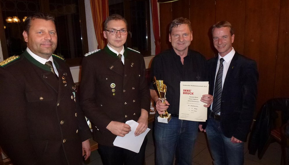 Die Schützengilde Reichenau veranstaltete vom 27. bis 31. Oktober die Innsbrucker Stadtmeisterschaft des Bezirkbundes Innsbruck. Sportreferent und Vizebürgermeister Christoph Kaufmann ließ es sich nicht nehmen persönlich die Siegerehrung mit mit Obmann und Oberschützenmeister Harald Gutsch und Bezirksoberschützenmeister Joachim Steinlechner durchzuführen.