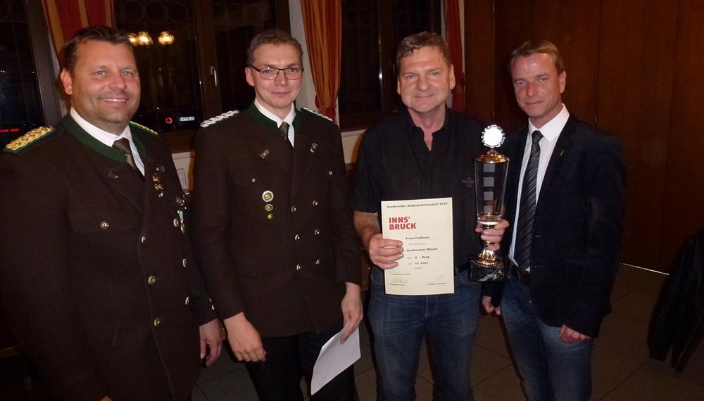 Die Schützengilde Reichenau veranstaltete vom 27. bis 31. Oktober die Innsbrucker Stadtmeisterschaft des Bezirkbundes Innsbruck. Sportreferent und Vizebürgermeister Christoph Kaufmann ließ es sich nicht nehmen persönlich die Siegerehrung mit mit Obmann und Oberschützenmeister Harald Gutsch und Bezirksoberschützenmeister Joachim Steinlechner durchzuführen.