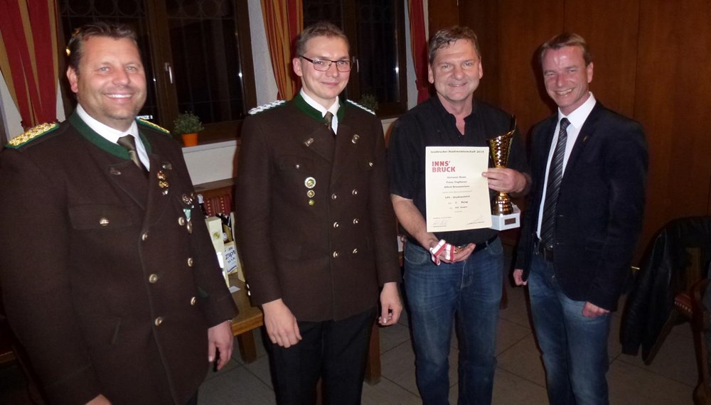 Die Schützengilde Reichenau veranstaltete vom 27. bis 31. Oktober die Innsbrucker Stadtmeisterschaft des Bezirkbundes Innsbruck. Sportreferent und Vizebürgermeister Christoph Kaufmann ließ es sich nicht nehmen persönlich die Siegerehrung mit mit Obmann und Oberschützenmeister Harald Gutsch und Bezirksoberschützenmeister Joachim Steinlechner durchzuführen.