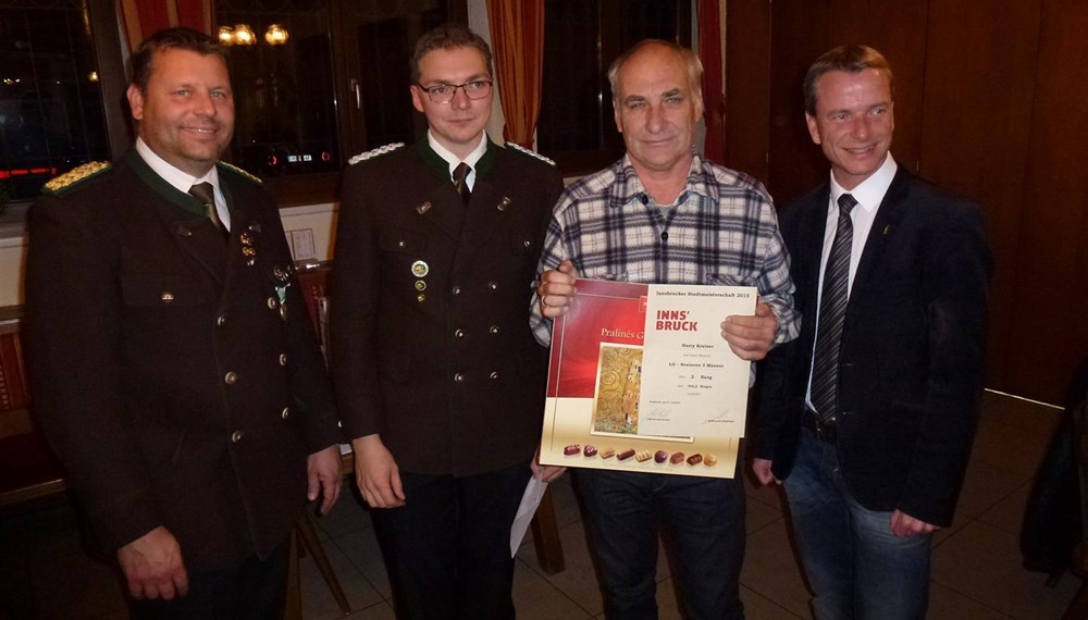 Die Schützengilde Reichenau veranstaltete vom 27. bis 31. Oktober die Innsbrucker Stadtmeisterschaft des Bezirkbundes Innsbruck. Sportreferent und Vizebürgermeister Christoph Kaufmann ließ es sich nicht nehmen persönlich die Siegerehrung mit mit Obmann und Oberschützenmeister Harald Gutsch und Bezirksoberschützenmeister Joachim Steinlechner durchzuführen.