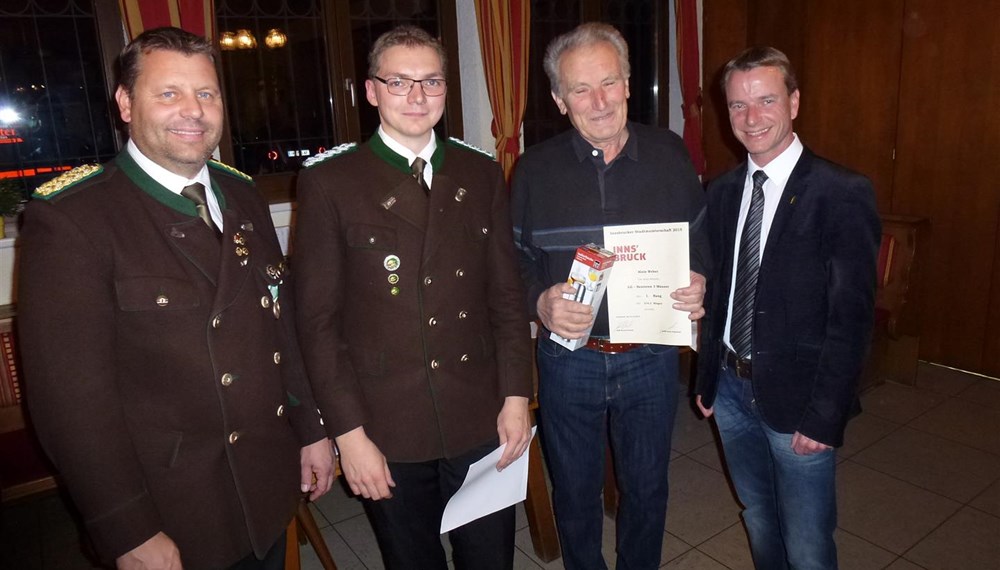 Die Schützengilde Reichenau veranstaltete vom 27. bis 31. Oktober die Innsbrucker Stadtmeisterschaft des Bezirkbundes Innsbruck. Sportreferent und Vizebürgermeister Christoph Kaufmann ließ es sich nicht nehmen persönlich die Siegerehrung mit mit Obmann und Oberschützenmeister Harald Gutsch und Bezirksoberschützenmeister Joachim Steinlechner durchzuführen.