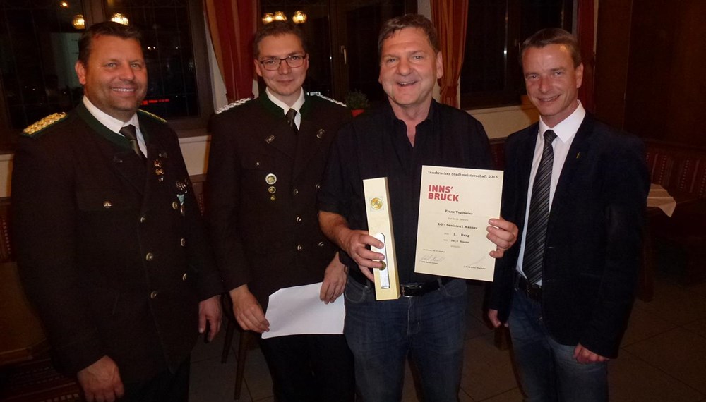 Die Schützengilde Reichenau veranstaltete vom 27. bis 31. Oktober die Innsbrucker Stadtmeisterschaft des Bezirkbundes Innsbruck. Sportreferent und Vizebürgermeister Christoph Kaufmann ließ es sich nicht nehmen persönlich die Siegerehrung mit mit Obmann und Oberschützenmeister Harald Gutsch und Bezirksoberschützenmeister Joachim Steinlechner durchzuführen.