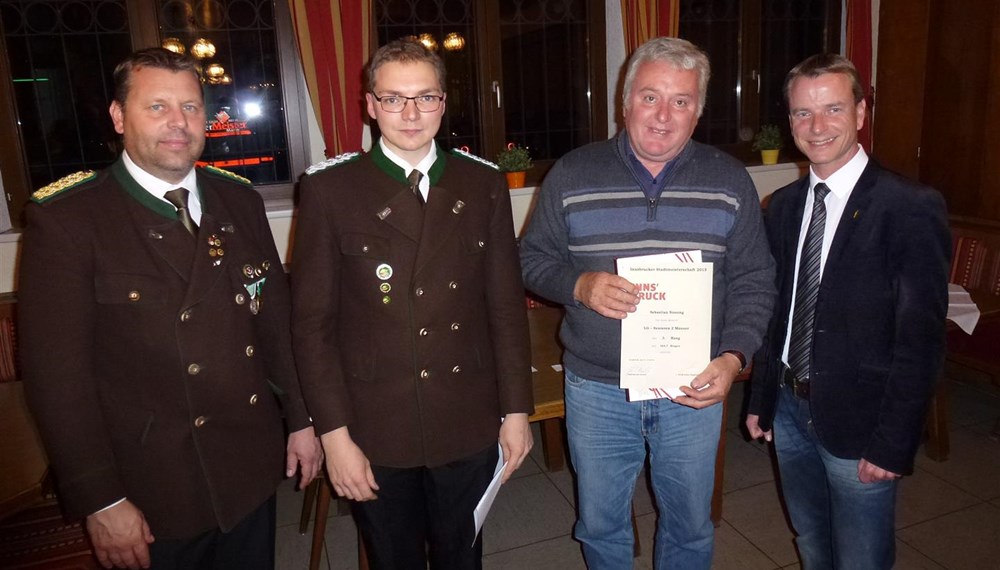Die Schützengilde Reichenau veranstaltete vom 27. bis 31. Oktober die Innsbrucker Stadtmeisterschaft des Bezirkbundes Innsbruck. Sportreferent und Vizebürgermeister Christoph Kaufmann ließ es sich nicht nehmen persönlich die Siegerehrung mit mit Obmann und Oberschützenmeister Harald Gutsch und Bezirksoberschützenmeister Joachim Steinlechner durchzuführen.