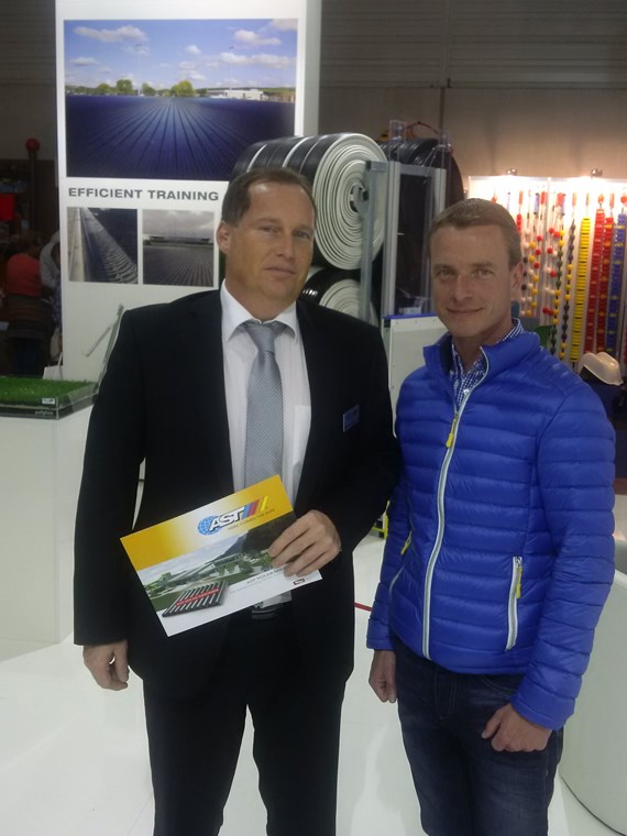 Sportreferent und Vizebürgermeister Christoph Kaufmann besuchte kürzlich die Zukunftsmesse für Freizeitwelten in Köln. Dort traf er beispielsweise auf Ing. Manfred Mair, dessen Firma (AST - Eis und SolartechnickGmbH) für die Kunsteislaufplätze in der Tiroler Landeshauptstadt zuständig ist. Außerdem informierte er sich über Innovationen im Bereich Sport, die auch in Innsbruck Anwendung finden könnten.