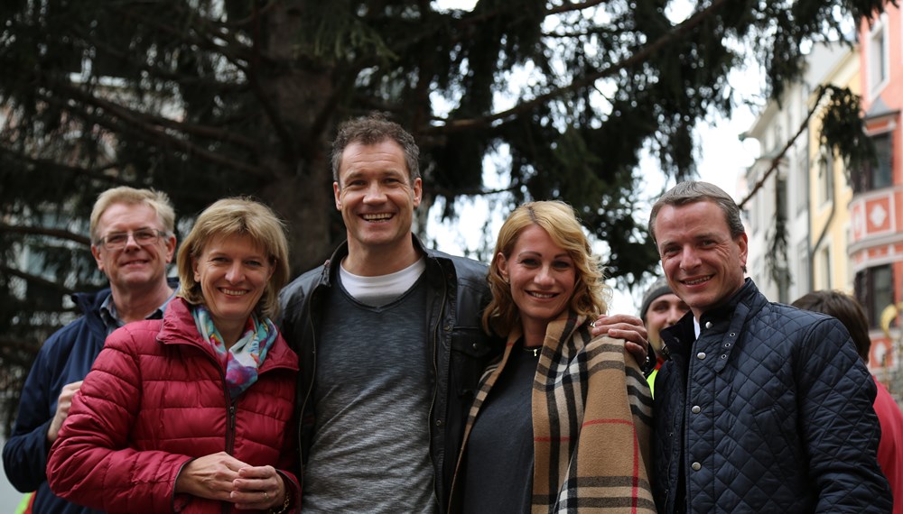 Auch Armin Assinger ließ sich mit seiner Begleitung (Mitte) das Aufstellen des Christbaumes beim Goldenen Dachl nicht entgehen und blieb kurz bei Bürgermeisterin Christine Oppitz-Plörer (l.) und Vizebürgermeister Christoph Kaufmann (r.) stehen.